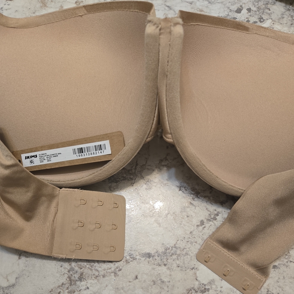 SKIMS Nude Toned Smooth Underwire Bra - Picture 5 of 6